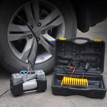 Máy bơm lốp ô tô 2 xilanh tích hợp LED kèm vali đựng dụng cụ cao cấp