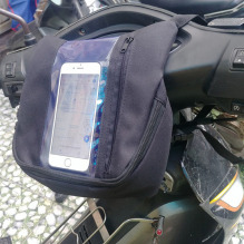 Túi treo đầu xe máy loại dọc cảm ứng điện thoại có lỗ sạc pin tiện ích P176